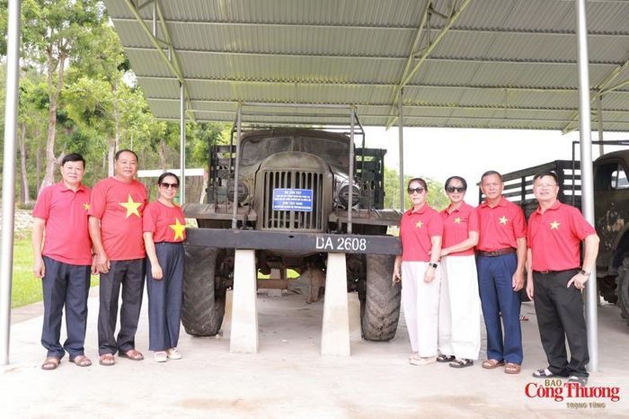 Trong ảnh là xe Zil 157 do Liên Xô chế tạo trong thời gian từ năm 1958 đến năm 1961. Loại xe này từng tham gia phục vụ chiến đấu tại chiến trường Ngã ba Đồng Lộc. Zil-157 trọng tải 2,5 tấn, động cơ 5,6 lít.