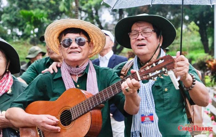Những người lính hát giữa các hàng bia mộ, hát cho đồng đội mình năm xưa.
