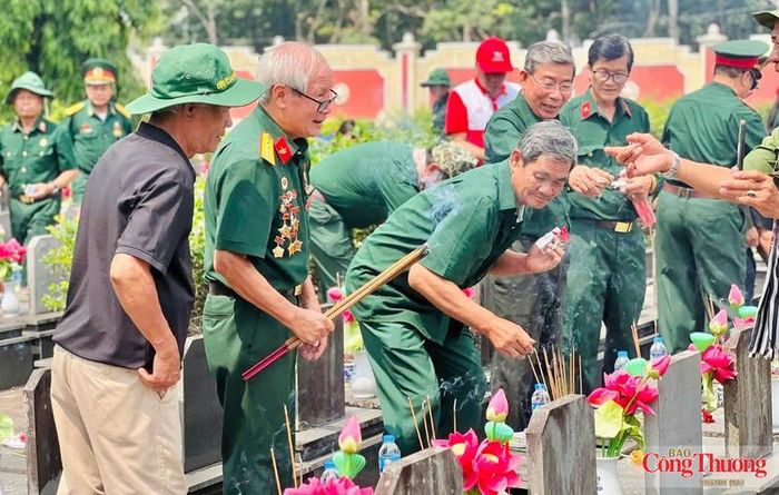 Hình ảnh các cựu quân tình nguyện Việt Nam năm xưa trở lại thăm đồng đội.