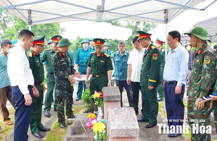 Lực lượng chức năng tiến hành lấy mẫu hài cốt liệt sĩ chưa xác định được thông tin tại Nghĩa trang liệt sĩ Triệu Sơn, xã Triệu Sơn.