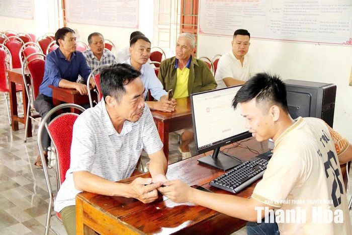 Anh Trịnh Ngọc Phúc, Trưởng Ban Công tác mặt trận thôn, thành viên Tổ CĐS cộng đồng hướng dẫn người dân thực hiện dịch vụ công trực tuyến tại nhà văn hóa thôn Ấp Trú.