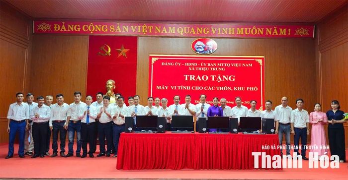 Xã Thiệu Trung trao tặng 13 bộ máy vi tính và trang thiết bị cho các thôn, khu phố mới.