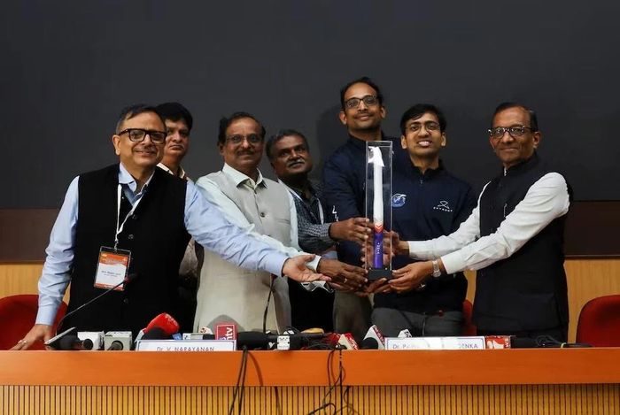 Ông V. Narayanan, Chủ tịch Tổ chức Nghiên cứu Không gian Ấn Độ (ISRO); ông Pawan Goenka, Chủ tịch IN-SPACe; ông Pawan Kumar Chandana, đồng sáng lập kiêm Giám đốc điều hành (CEO) Skyroot Aerospace; và ông Naga Bharath Daka, đồng sáng lập kiêm Giám đốc vận hành (COO) Skyroot Aerospace, tạo dáng bên mô hình tên lửa Vikram-1 sau buổi họp báo về vụ phóng thành công tên lửa Vikram-1 của Skyroot Aerospace lên quỹ đạo, đưa công ty trở thành doanh nghiệp tư nhân đầu tiên của Ấn Độ đưa tên lửa vào quỹ đạo. Ảnh: Reuters.