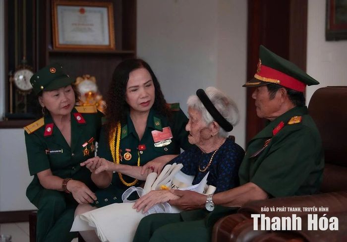 Thành viên CLB Người Anh hùng và Nhân chứng lịch sử tỉnh Thanh Hóa thăm hỏi, tặng quà Mẹ Việt Nam Anh hùng Nguyễn Thị Ngọt.
