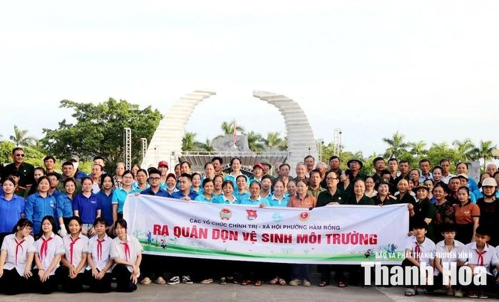 Các tổ chức chính trị - xã hội phường Hàm Rồng ra quân dọn vệ sinh môi trường Nghĩa trang Liệt sĩ Hàm Rồng.