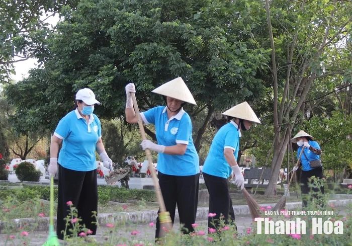 Hội viên phụ nữ phường dọn vệ sinh khuôn viên nghĩa trang Liệt sĩ Hàm Rồng.
