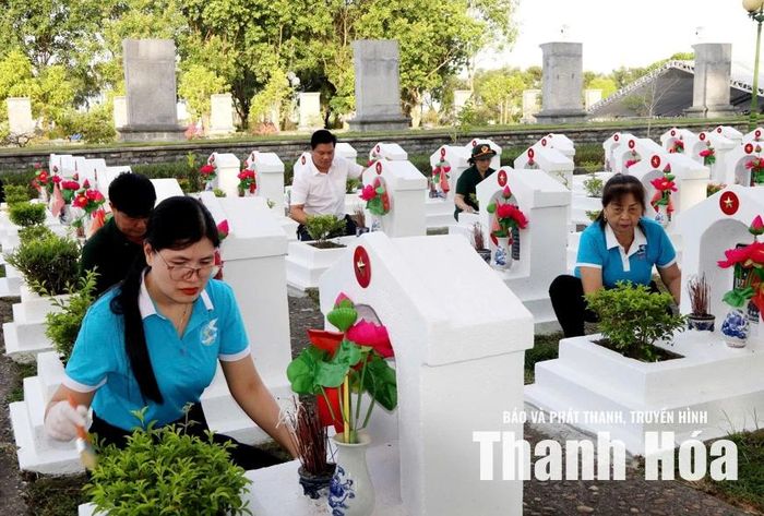 Chăm sóc các phần mộ liệt sĩ.