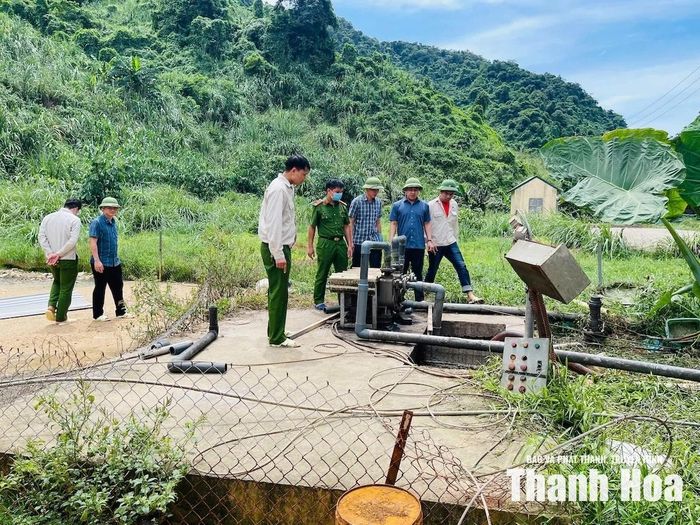 Đoàn công tác của Sở NN&MT Thanh Hóa kiểm tra hiện trường vụ việc.