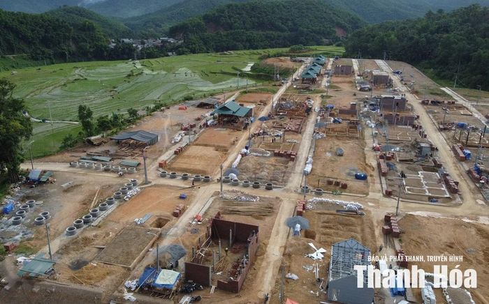 Khu tái định cư trên đồi Pom Dụng đang như một đại công trình.