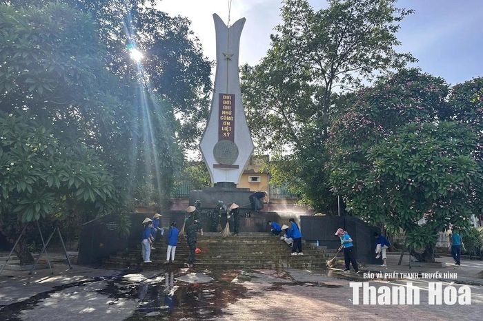 Đoàn viên, thanh niên và các lực lượng tình nguyện dọn dẹp tại đài tưởng niệm Anh hùng liệt sĩ.