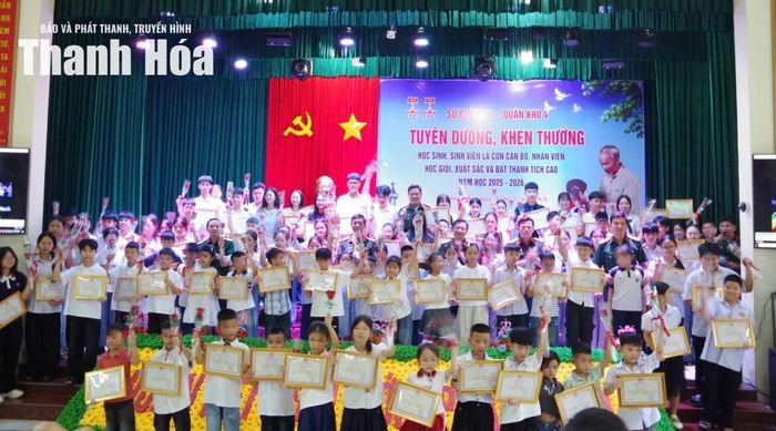 150 học sinh, sinh viên có thành tích xuất sắc trong học tập năm học 2025-2026 được khen thưởng tại buổi lễ.