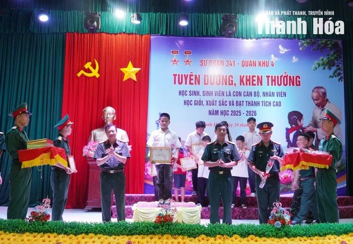 Sư đoàn 341 trao phần thưởng cho các học sinh, sinh viên có thành tích cao trong học tập, năm học 2025-2026.