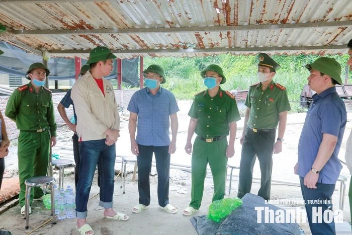 Phó Chủ tịch UBND tỉnh Cao Văn Cường (thứ tư từ phải sang) chỉ đạo tại hiện trường.