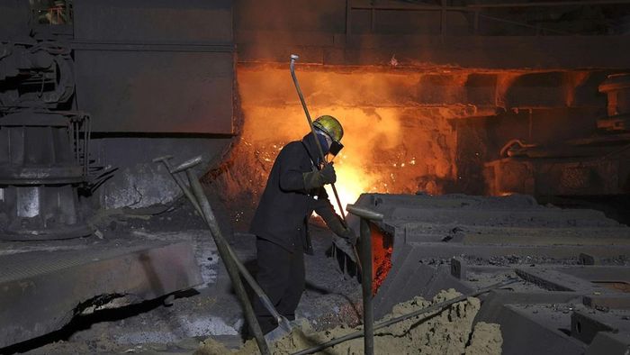 Một công nhân tại một trong những lò tại nhà máy British Steel ở Scunthorpe. Ảnh: AP.