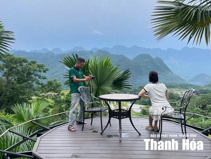 Không những là người dẫn đường, anh Hà Văn Khanh còn giúp du khách lưu giữ những khoảnh khắc đẹp làm kỷ niệm.