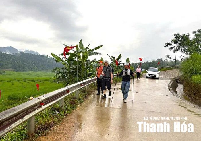 Du khách cùng người dẫn đường khám phá vẻ đẹp điểm đến.