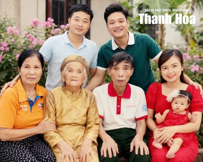 CCB Trương Quang Tân (áo trắng) bên gia đình.