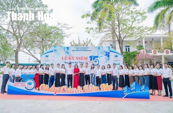 CCB Doãn Thị Lịch (áo đỏ ở giữa) cùng tập thể Trường THPT Hoằng Hóa.