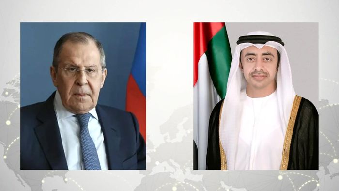 Ngoại trưởng Nga Sergei Lavrov (trái) đã có cuộc điện đàm với Phó Thủ tướng kiêm Bộ trưởng Ngoại giao UAE Sheikh Abdullah bin Zayed Al Nahyan (phải). Ảnh: Sharjah 24.