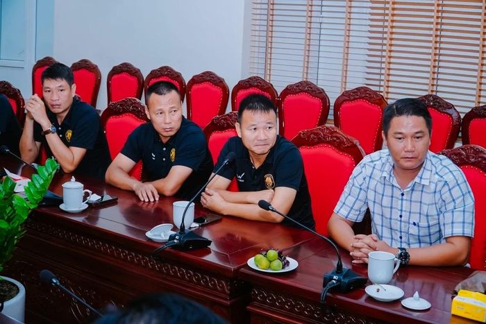 Thành viên Câu lạc bộ bóng đá Đông Á Thanh Hóa dự buổi làm việc