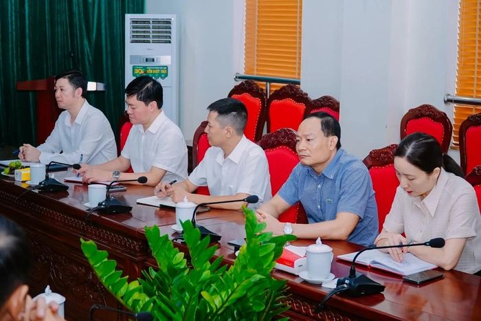 Lãnh đạo Sở Văn hóa, Thể thao và Du lịch cùng đại diện các phòng chuyên môn dự buổi làm việc