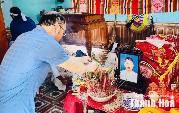 Phó Chủ tịch UBND tỉnh Cao Văn Cường thắp hương tưởng niệm nạn nhân.