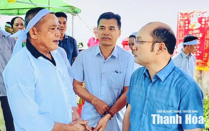 Phó Chủ tịch UBND tỉnh Cao Văn Cường thăm hỏi, chia buồn cùng gia đình nạn nhân.