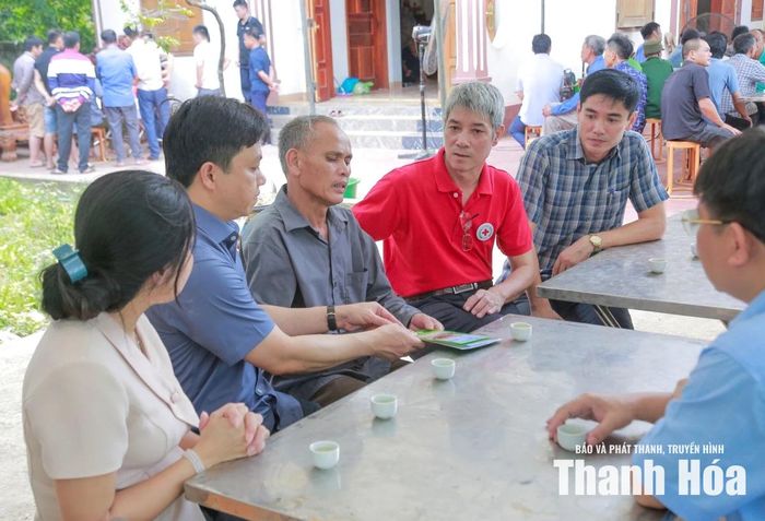 Giám đốc Sở Nông nghiệp và Môi trường Lê Văn Tiến cùng đoàn công tác thăm hỏi, động viên gia đình và viếng nạn nhân Nguyễn Văn Thiết.