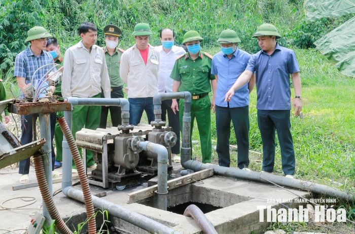 Phó Chủ tịch UBND tỉnh Cao Văn Cường cùng các lực lượng kiểm tra hiện trường vụ tai nạn.