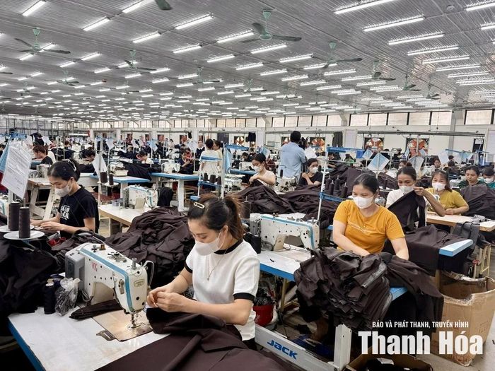 Công nhân Công ty CP HP Vina Garment trong ca sản xuất. Ảnh: Đức Thắng.