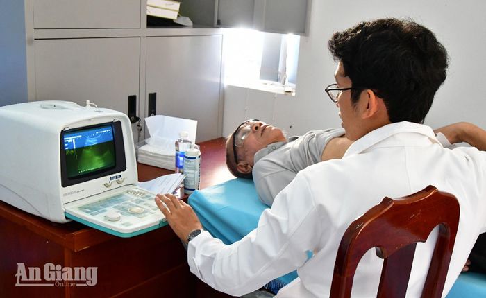 Các y, bác sĩ khám bệnh, tư vấn sức khỏe cho người dân xã An Biên.
