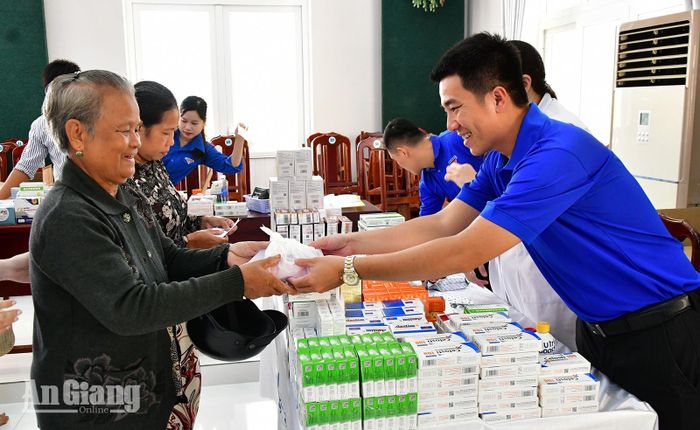 Người dân nhận thuốc miễn phí sau khi khám bệnh.