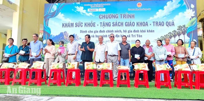 Tặng quà cho người dân có hoàn cảnh khó khăn.