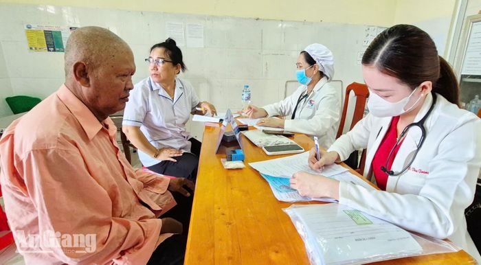 Hơn 550 người dân xã Tri Tôn được khám bệnh, cấp phát thuốc miễn.