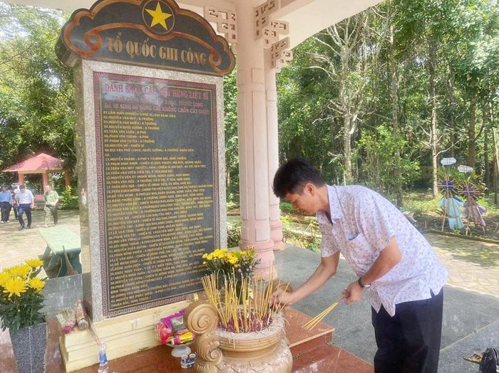 Nhà bia tưởng niệm các Anh hùng liệt sĩ Tiểu đoàn 840 tại xã Quảng Trực (tỉnh Lâm Đồng).