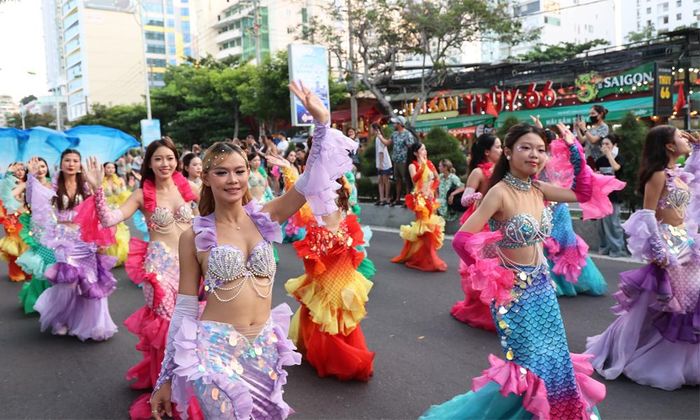 Không khí sôi động của lễ diễu hành Carnival trên đường Trần Phú, phường Nha Trang.