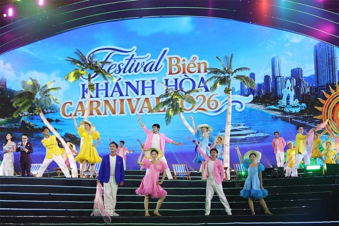 Một tiết mục biểu diễn nghệ thuật đường phố tại Festival Biển Khánh Hòa 2026.