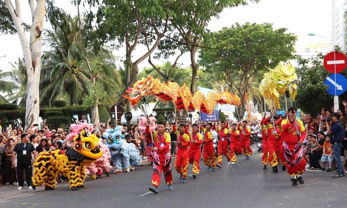 Những màn trình diễn nghệ thuật đường phố tạo điểm nhấn cho Festival biển Khánh Hòa 2026.