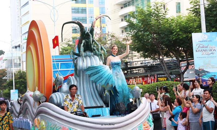 Đoàn xe hoa rực rỡ sắc màu diễu hành trên tuyến đường ven biển Nha Trang.