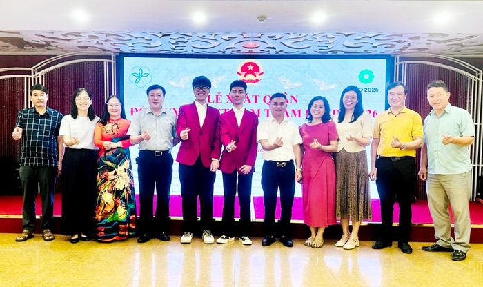 Lãnh đạo Sở Giáo dục và Đào tạo Bắc Ninh cùng Ban Giám hiệu, thầy, cô giáo Trường Trung học phổ thông Chuyên Bắc Giang động viên hai em Thân Đức Chính, Phùng Quang Hưng trước kỳ thi.