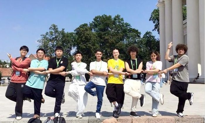 Hai em Thân Đức Chính (ngoài cùng bên trái), Phùng Quang Hưng (thứ 4 từ trái sang) cùng các bạn tham dự kỳ thi.