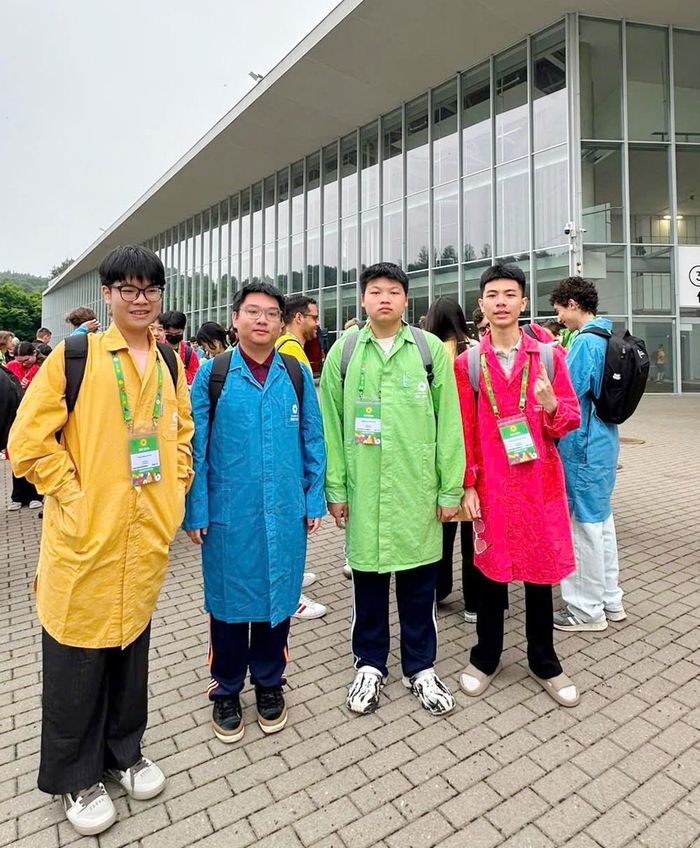4 thành viên đội tuyển Việt Nam (Chính áo vàng, Hưng áo đỏ) tham dự kỳ thi Olympic Sinh học quốc tế năm 2026 tại Litva.