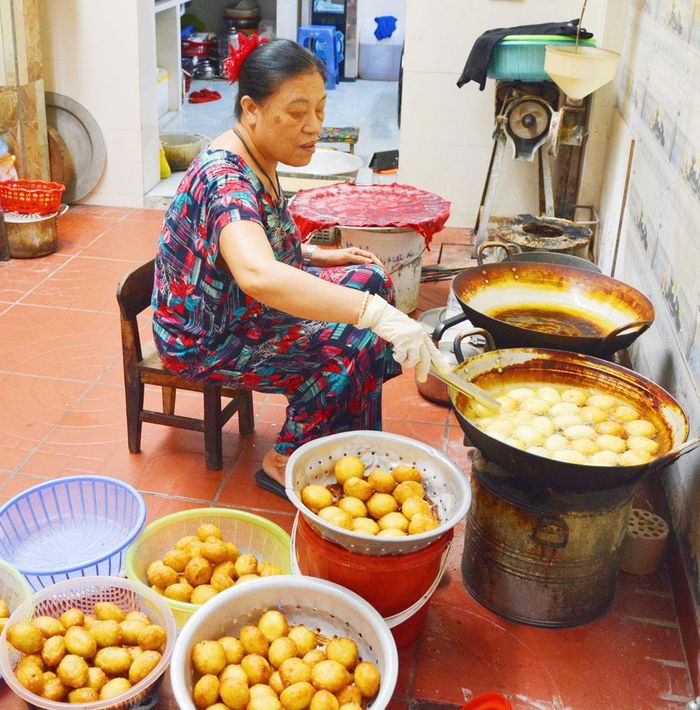 Bà Thu đã làm bánh rán hơn nửa thế kỷ.