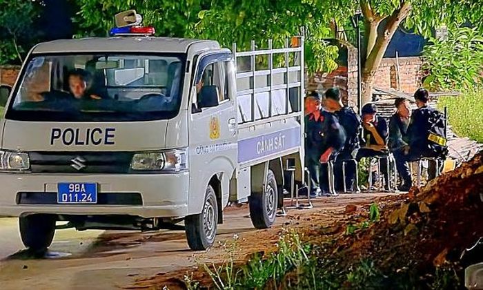 Lực lượng chức năng tham gia bảo vệ hiện trường vụ án mạng tại tổ dân phố Bãi Bằng (nay là tổ dân phố Lý Nhân), phường Việt Yên.