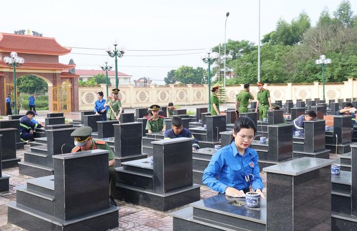 Đoàn viên, thanh niên Báo và Phát thanh, Truyền hình Bắc Ninh cùng các đơn vị chỉnh trang, làm đẹp khuôn viên nghĩa trang liệt sĩ Quế Nham.