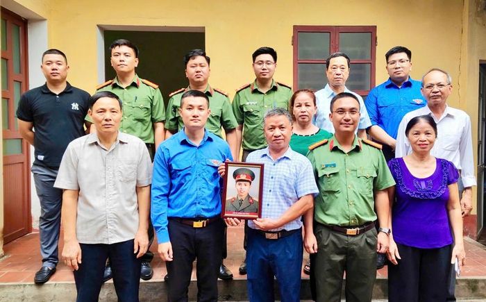 Đoàn viên, thanh niên các đơn vị trao di ảnh phục dựng cho thân nhân liệt sĩ Lương Văn Nông ở tổ dân phố Đa Mai (Bắc Ninh).