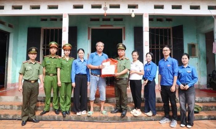 Đoàn viên, thanh niên thăm hỏi, tặng quà thương binh Nguyễn Văn Hiền ở tổ dân phố Tiền Phong, phường Đa Mai (tỉnh Bắc Ninh).