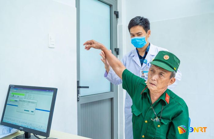 Kiểm tra, chuẩn đoán bệnh xương khớp cho cựu chiến binh.