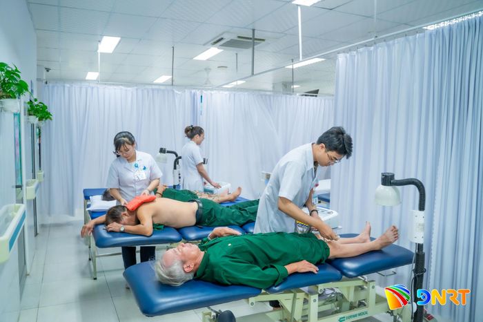 Y, bác sĩ Bệnh viện Y học cổ truyền thành phố tiến hành châm cứu, đắp parafin… cho các cựu chiến binh, cựu quân nhân.