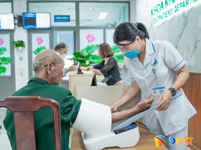 Tiến hành đo huyết áp cho các cựu chiến binh.